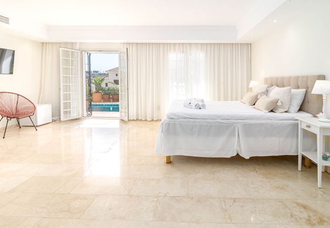 Casa adosada en Nueva andalucia - Huge townhouse in Aloha Pueblo Casa adosada en Nueva andalucia - Huge townhouse in Aloha Pueblo