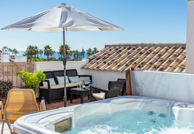 Jacuzzi Apartment in San Pedro de Alcántara - Seaside 3 bedroom Penthouse Next to the Beach in San Pedro