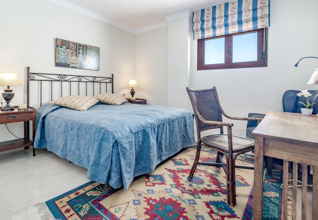 Master with King size bed  Apartment in San Pedro de Alcántara - Seaside 3 bedroom Penthouse Next to the Beach in San Pedro