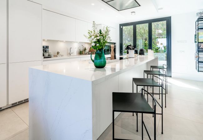 Villa in Nueva andalucia - Captivating Chic Villa in the heart of Nueva Andalucia and walking distance to Puerto Banus  Villa in Nueva andalucia - Captivating Chic Villa in the heart of Nueva Andalucia and walking distance to Puerto Banus
