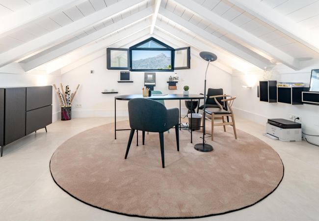Villa in Nueva andalucia - Captivating Chic Villa in the heart of Nueva Andalucia and walking distance to Puerto Banus  Villa in Nueva andalucia - Captivating Chic Villa in the heart of Nueva Andalucia and walking distance to Puerto Banus