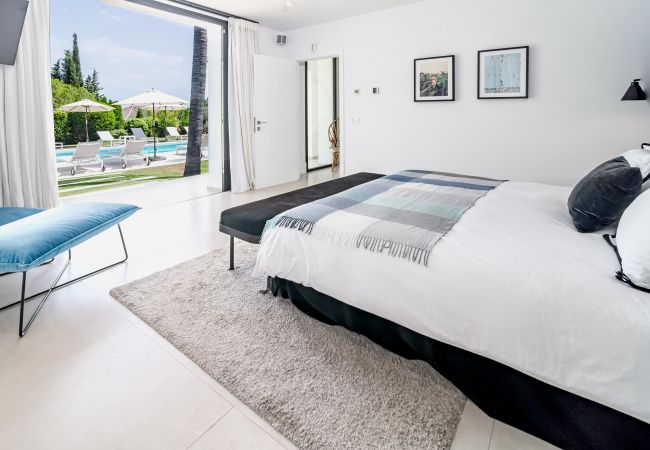 Villa in Nueva andalucia - Captivating Chic Villa in the heart of Nueva Andalucia and walking distance to Puerto Banus  Villa in Nueva andalucia - Captivating Chic Villa in the heart of Nueva Andalucia and walking distance to Puerto Banus