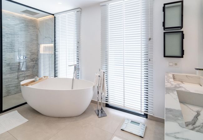 Villa in Nueva andalucia - Captivating Chic Villa in the heart of Nueva Andalucia and walking distance to Puerto Banus  Villa in Nueva andalucia - Captivating Chic Villa in the heart of Nueva Andalucia and walking distance to Puerto Banus