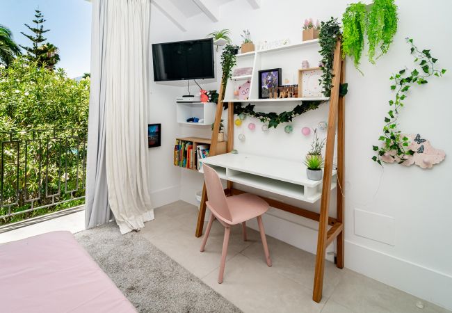Villa in Nueva andalucia - Captivating Chic Villa in the heart of Nueva Andalucia and walking distance to Puerto Banus  Villa in Nueva andalucia - Captivating Chic Villa in the heart of Nueva Andalucia and walking distance to Puerto Banus
