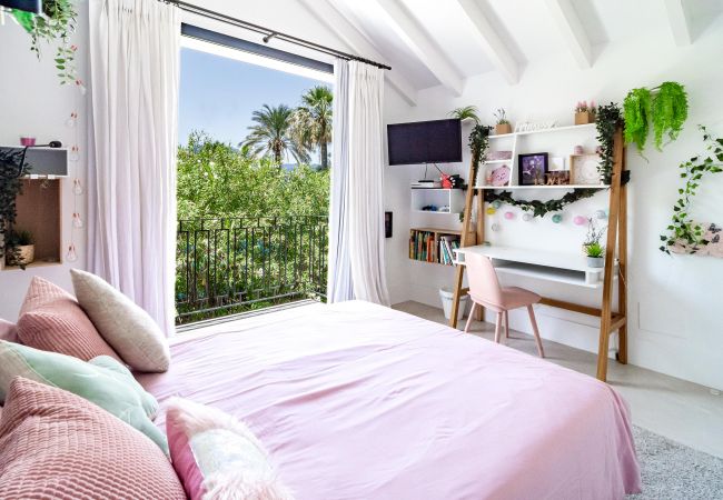 Villa in Nueva andalucia - Captivating Chic Villa in the heart of Nueva Andalucia and walking distance to Puerto Banus  Villa in Nueva andalucia - Captivating Chic Villa in the heart of Nueva Andalucia and walking distance to Puerto Banus