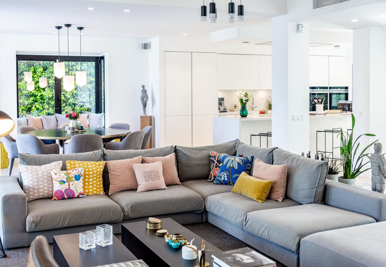 Villa in Nueva andalucia - Captivating Chic Villa in the heart of Nueva Andalucia and walking distance to Puerto Banus  Villa in Nueva andalucia - Captivating Chic Villa in the heart of Nueva Andalucia and walking distance to Puerto Banus