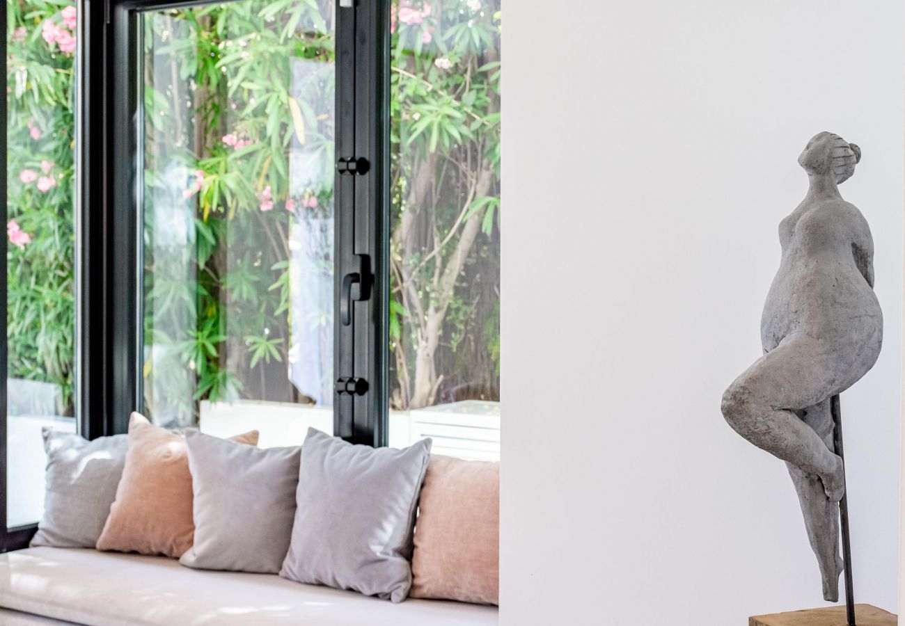 Villa in Nueva andalucia - Captivating Chic Villa in the heart of Nueva Andalucia and walking distance to Puerto Banus  Villa in Nueva andalucia - Captivating Chic Villa in the heart of Nueva Andalucia and walking distance to Puerto Banus