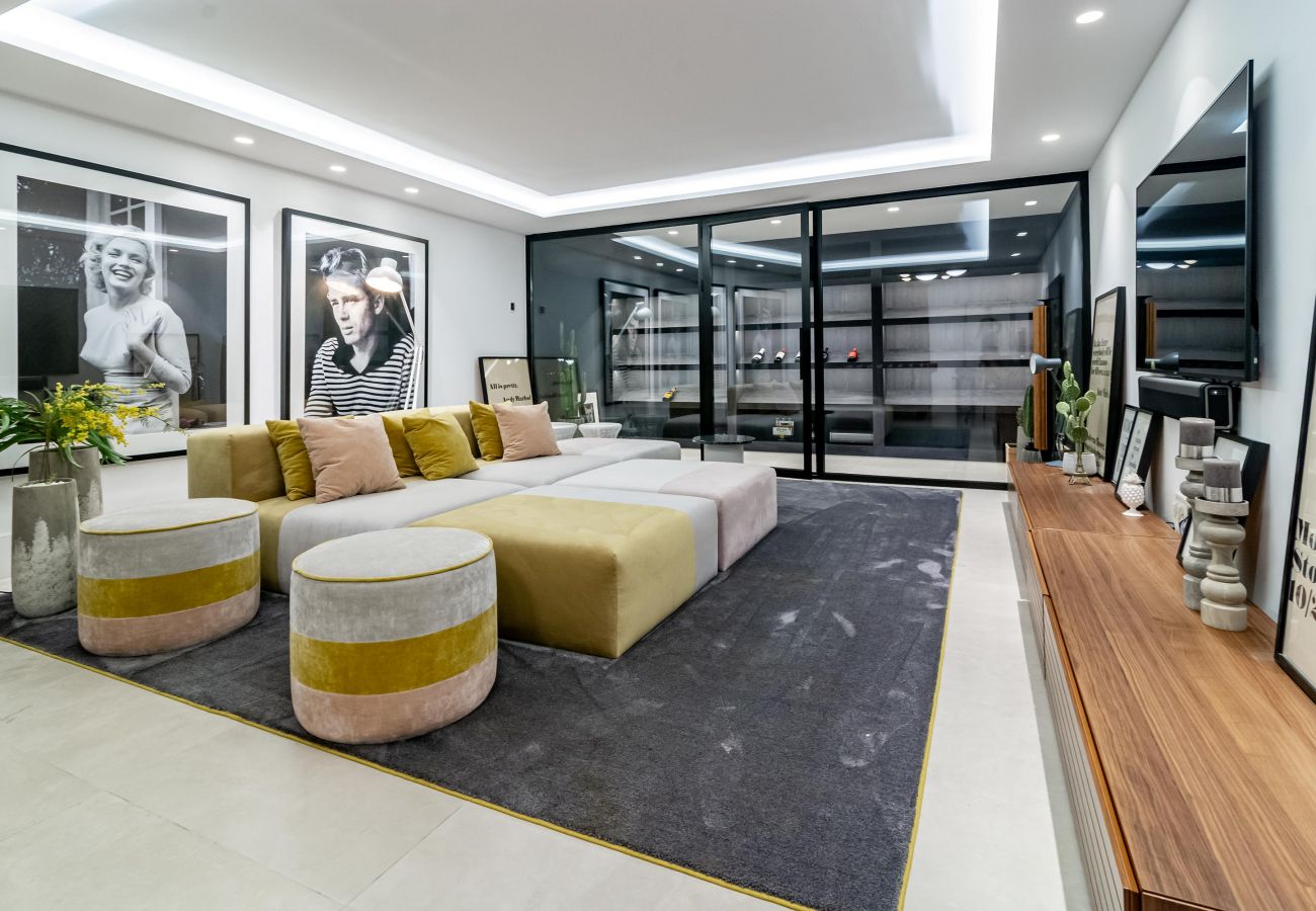 Villa in Nueva andalucia - Captivating Chic Villa in the heart of Nueva Andalucia and walking distance to Puerto Banus  Villa in Nueva andalucia - Captivating Chic Villa in the heart of Nueva Andalucia and walking distance to Puerto Banus