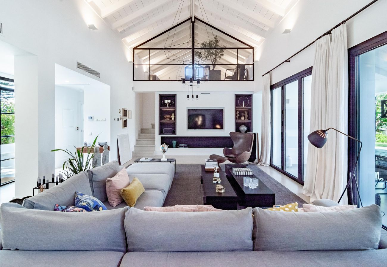 Villa in Nueva andalucia - Captivating Chic Villa in the heart of Nueva Andalucia and walking distance to Puerto Banus  Villa in Nueva andalucia - Captivating Chic Villa in the heart of Nueva Andalucia and walking distance to Puerto Banus
