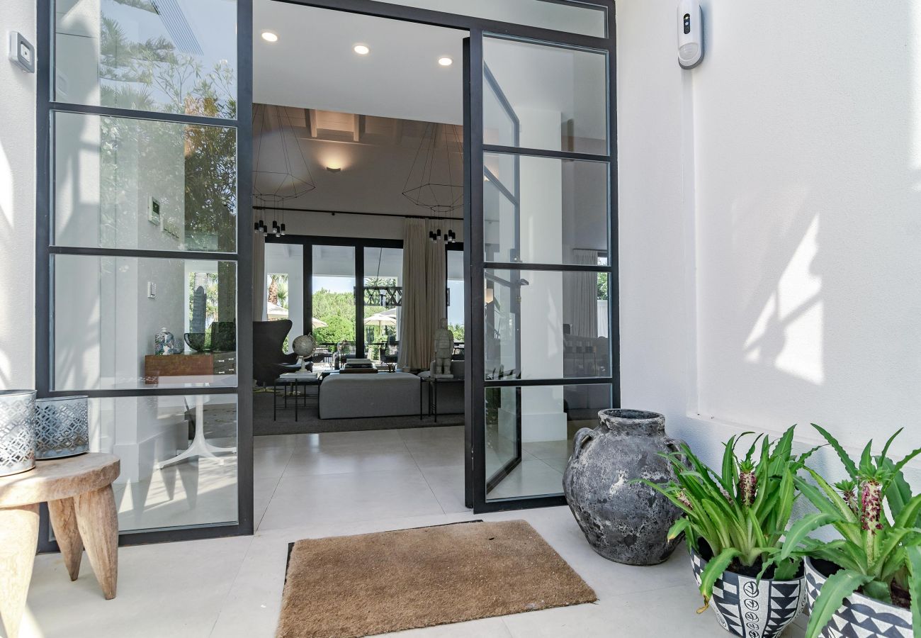 Villa in Nueva andalucia - Captivating Chic Villa in the heart of Nueva Andalucia and walking distance to Puerto Banus  Villa in Nueva andalucia - Captivating Chic Villa in the heart of Nueva Andalucia and walking distance to Puerto Banus