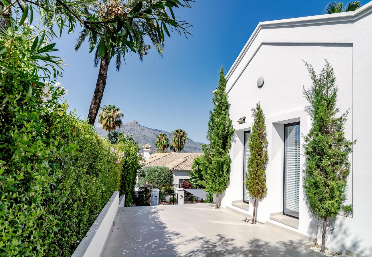 Villa in Nueva andalucia - Captivating Chic Villa in the heart of Nueva Andalucia and walking distance to Puerto Banus  Villa in Nueva andalucia - Captivating Chic Villa in the heart of Nueva Andalucia and walking distance to Puerto Banus