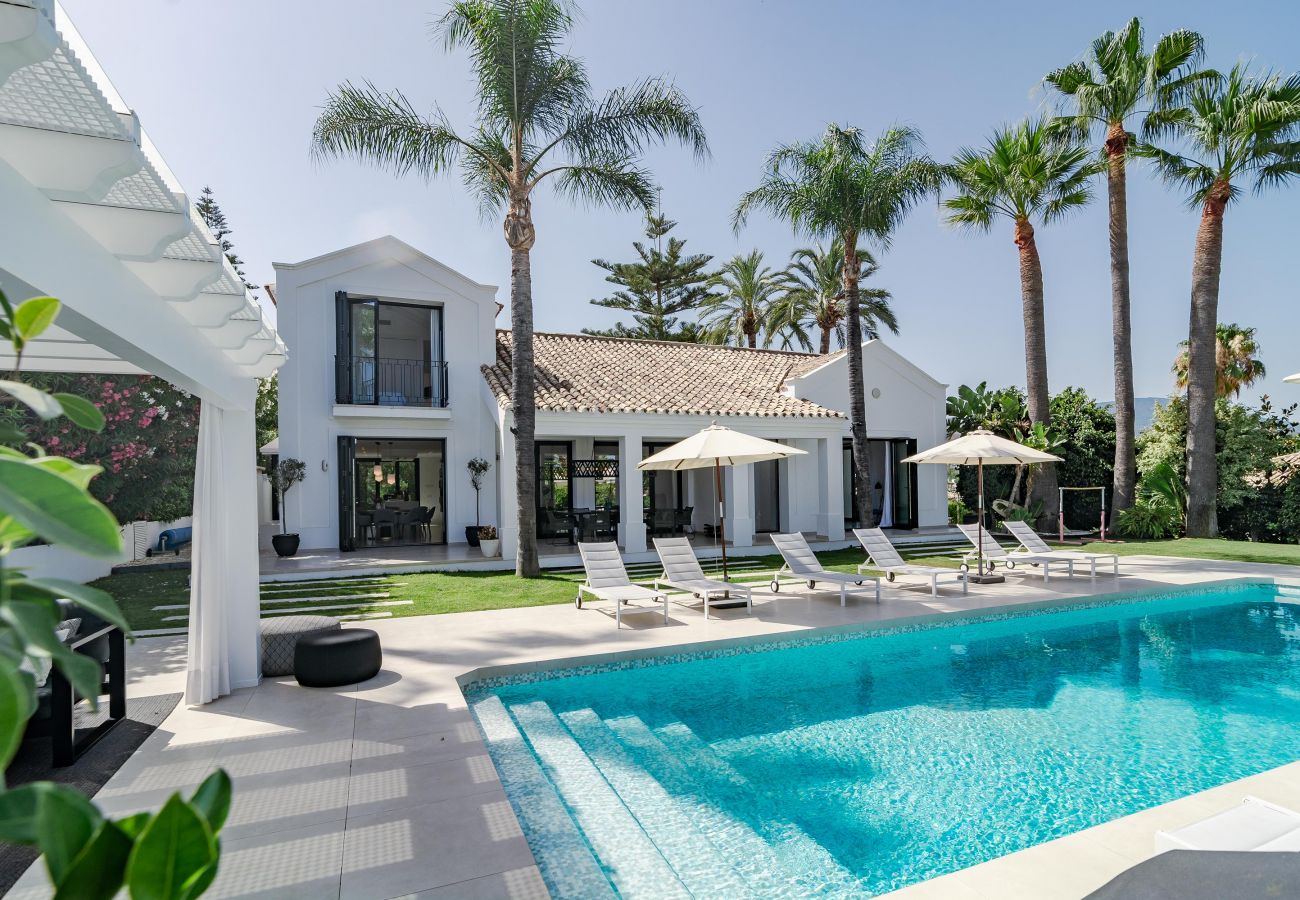 Villa in Nueva andalucia - Captivating Chic Villa in the heart of Nueva Andalucia and walking distance to Puerto Banus  Villa in Nueva andalucia - Captivating Chic Villa in the heart of Nueva Andalucia and walking distance to Puerto Banus