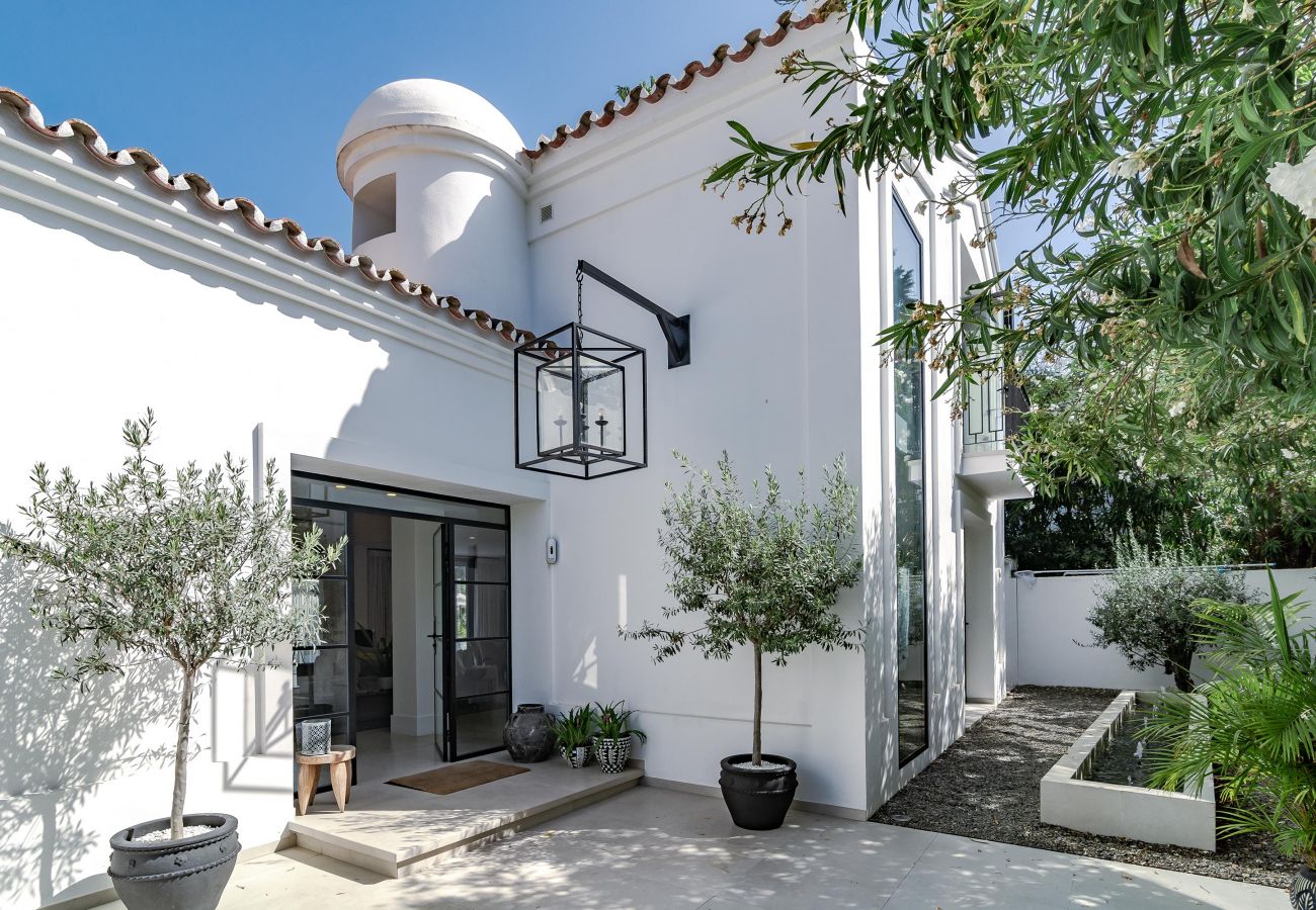 Villa in Nueva andalucia - Captivating Chic Villa in the heart of Nueva Andalucia and walking distance to Puerto Banus  Villa in Nueva andalucia - Captivating Chic Villa in the heart of Nueva Andalucia and walking distance to Puerto Banus