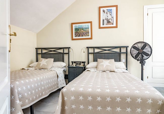 Apartment in Nueva andalucia - Spacious 2 Bedroom Apartment in  Puerto Banus with a Private Terrace and Mountain Views  Apartment in Nueva andalucia - Spacious 2 Bedroom Apartment in  Puerto Banus with a Private Terrace and Mountain Views