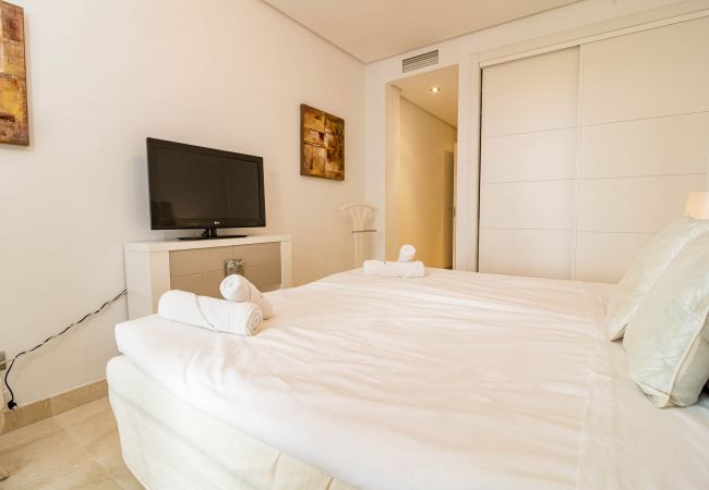 Apartment in Benahavís - Tropical Apartment in Los Arqueros with Mountain Views and Private Garden Apartment in Benahavís - Tropical Apartment in Los Arqueros with Mountain Views and Private Garden