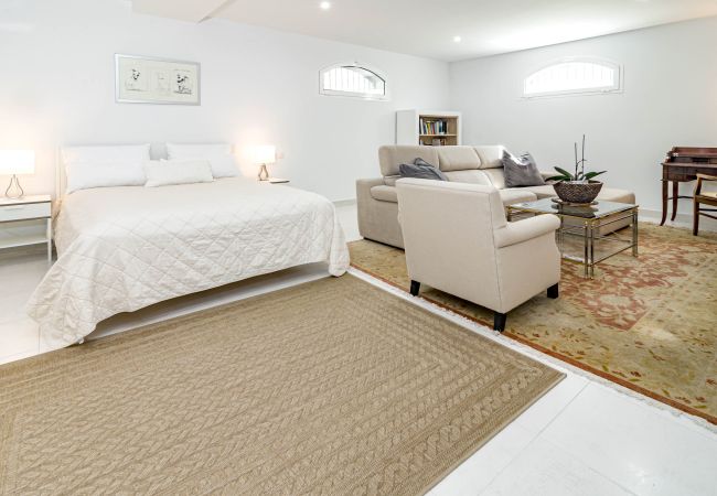 Villa i San Pedro de Alcántara - Charming Andalusian 5-Bedroom Villa in Cortijo del Mar footsteps away from the beach Villa i San Pedro de Alcántara - Charming Andalusian 5-Bedroom Villa in Cortijo del Mar footsteps away from the beach