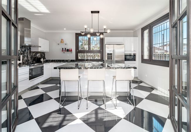 Villa i San Pedro de Alcántara - Charming Andalusian 5-Bedroom Villa in Cortijo del Mar footsteps away from the beach Villa i San Pedro de Alcántara - Charming Andalusian 5-Bedroom Villa in Cortijo del Mar footsteps away from the beach