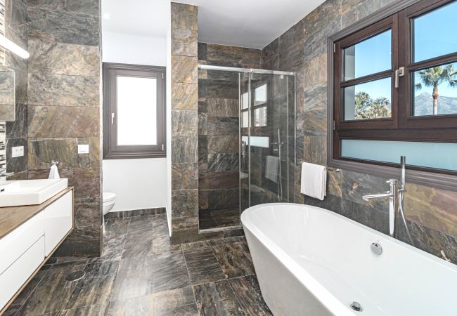 Villa i San Pedro de Alcántara - Charming Andalusian 5-Bedroom Villa in Cortijo del Mar footsteps away from the beach Villa i San Pedro de Alcántara - Charming Andalusian 5-Bedroom Villa in Cortijo del Mar footsteps away from the beach