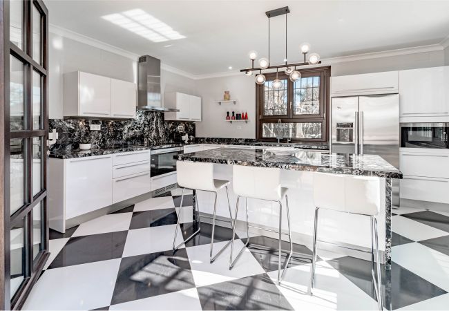 Villa i San Pedro de Alcántara - Charming Andalusian 5-Bedroom Villa in Cortijo del Mar footsteps away from the beach Villa i San Pedro de Alcántara - Charming Andalusian 5-Bedroom Villa in Cortijo del Mar footsteps away from the beach