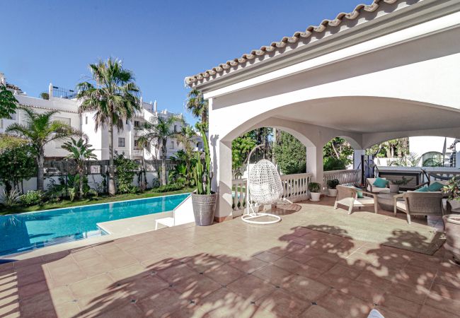 Villa i San Pedro de Alcántara - Charming Andalusian 5-Bedroom Villa in Cortijo del Mar footsteps away from the beach Villa i San Pedro de Alcántara - Charming Andalusian 5-Bedroom Villa in Cortijo del Mar footsteps away from the beach