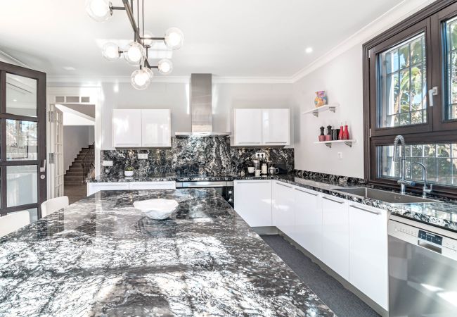 Villa i San Pedro de Alcántara - Charming Andalusian 5-Bedroom Villa in Cortijo del Mar footsteps away from the beach Villa i San Pedro de Alcántara - Charming Andalusian 5-Bedroom Villa in Cortijo del Mar footsteps away from the beach