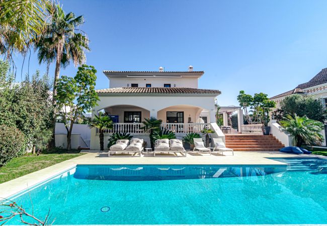 Villa i San Pedro de Alcántara - Charming Andalusian 5-Bedroom Villa in Cortijo del Mar footsteps away from the beach Villa i San Pedro de Alcántara - Charming Andalusian 5-Bedroom Villa in Cortijo del Mar footsteps away from the beach