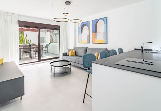 Lägenhet i Nueva andalucia - Modern fully renovated 4 bedroom apartment in the heart of Nueva Andalucia, walking distance to Centro Plaza  Lägenhet i Nueva andalucia - Modern fully renovated 4 bedroom apartment in the heart of Nueva Andalucia, walking distance to Centro Plaza