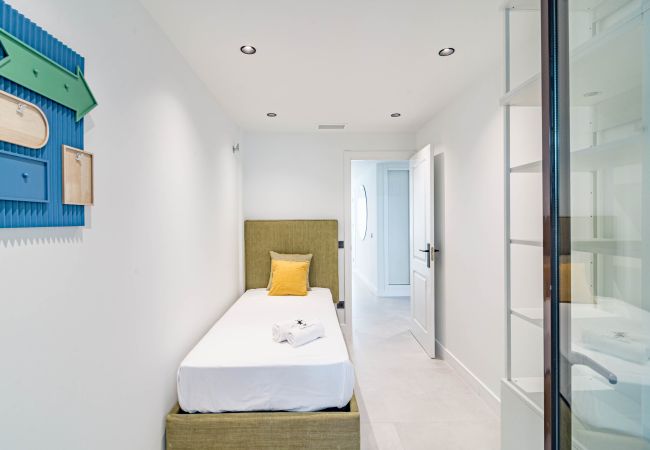 Lägenhet i Nueva andalucia - Modern fully renovated 4 bedroom apartment in the heart of Nueva Andalucia, walking distance to Centro Plaza  Lägenhet i Nueva andalucia - Modern fully renovated 4 bedroom apartment in the heart of Nueva Andalucia, walking distance to Centro Plaza