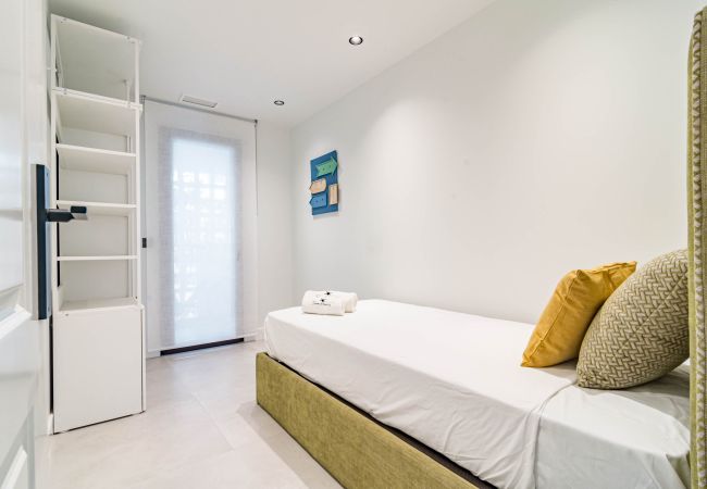 Lägenhet i Nueva andalucia - Modern fully renovated 4 bedroom apartment in the heart of Nueva Andalucia, walking distance to Centro Plaza  Lägenhet i Nueva andalucia - Modern fully renovated 4 bedroom apartment in the heart of Nueva Andalucia, walking distance to Centro Plaza