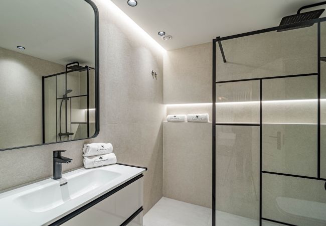 Lägenhet i Nueva andalucia - Modern fully renovated 4 bedroom apartment in the heart of Nueva Andalucia, walking distance to Centro Plaza  Lägenhet i Nueva andalucia - Modern fully renovated 4 bedroom apartment in the heart of Nueva Andalucia, walking distance to Centro Plaza