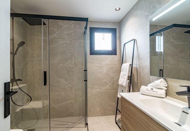 Lägenhet i Nueva andalucia - Modern fully renovated 4 bedroom apartment in the heart of Nueva Andalucia, walking distance to Centro Plaza  Lägenhet i Nueva andalucia - Modern fully renovated 4 bedroom apartment in the heart of Nueva Andalucia, walking distance to Centro Plaza