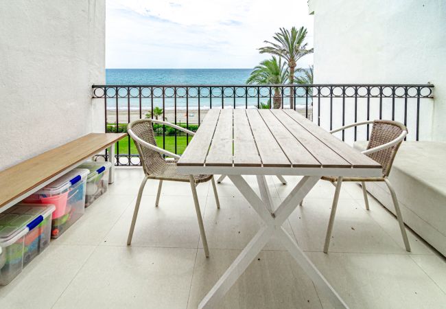 Lägenhet i Estepona - Beach front apartment in Estepona with sea views  Lägenhet i Estepona - Beach front apartment in Estepona with sea views