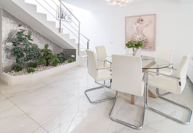 Lägenhet i Estepona - Stylish Townhouse with Rooftop  Lägenhet i Estepona - Stylish Townhouse with Rooftop